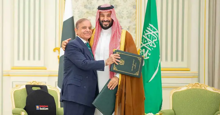 চুক্তি স্বাক্ষরের পর একে অপরের সঙ্গে আলিঙ্গনাবদ্ধ মোহাম্মদ বিন সালমান ও শাহবাজ শরিফ